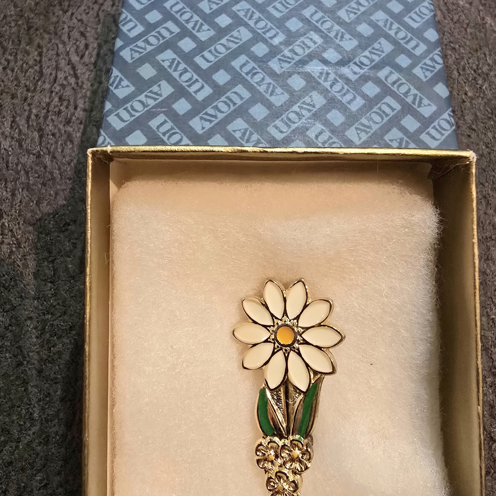 Avon Gold and White Daisy Brooch
